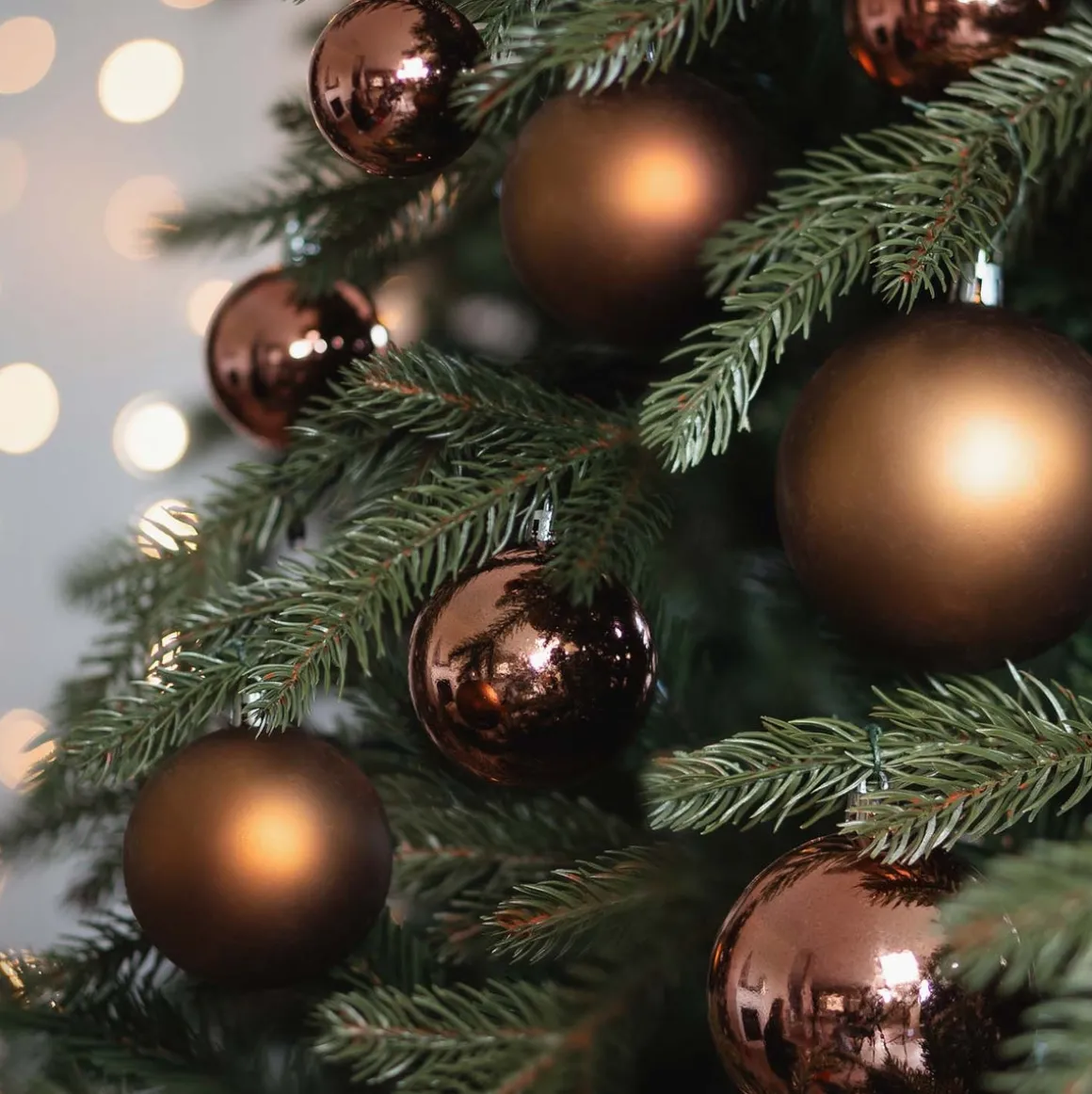 44 Weihnachtskugeln, Bronze, Kunststoff, 5-8 Cm