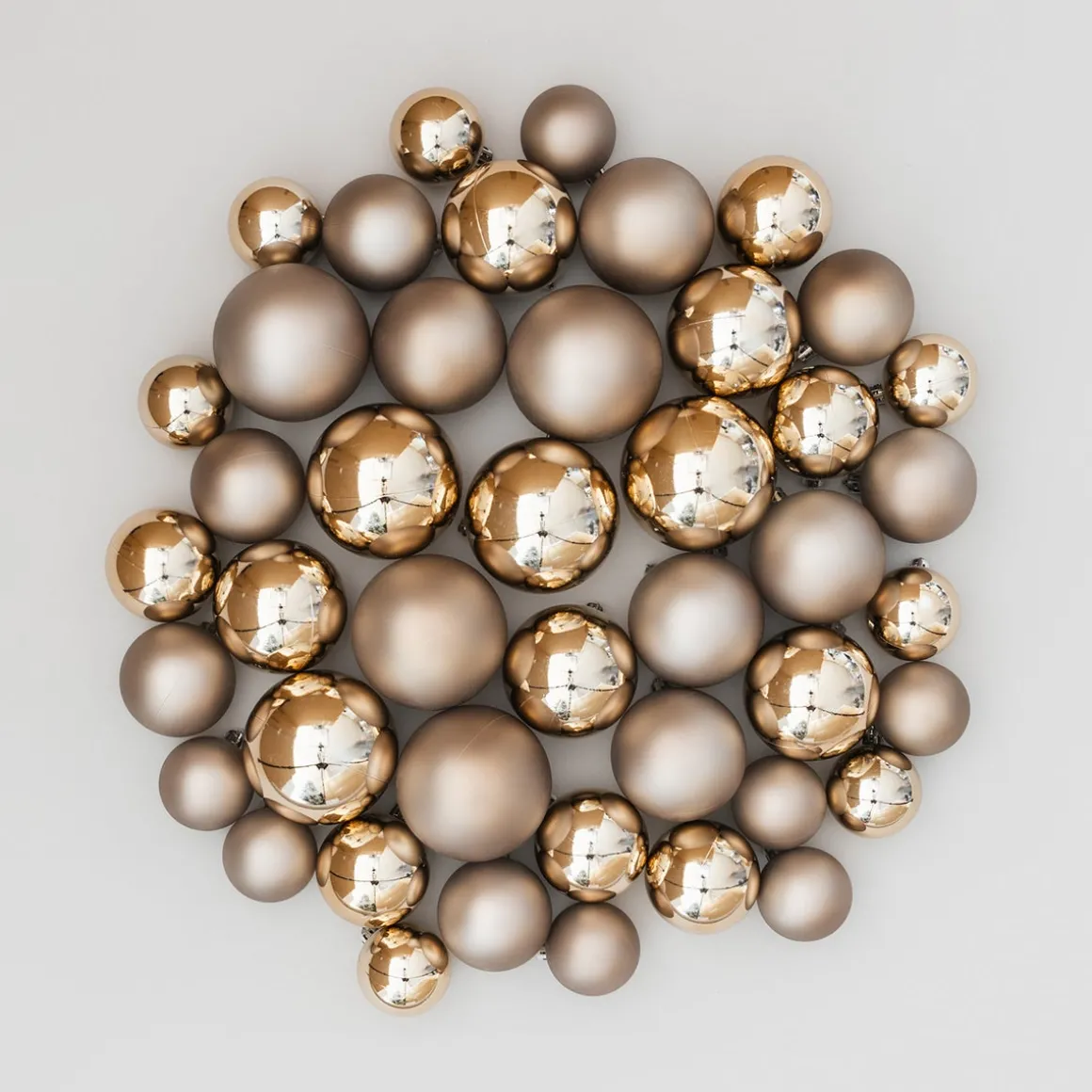 44 Weihnachtskugeln, Taupe, Kunststoff, 5-8 Cm