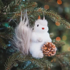 Anhänger Eichhörnchen Auf Tannenzapfen, Grau, Kunststoff, 15 Cm