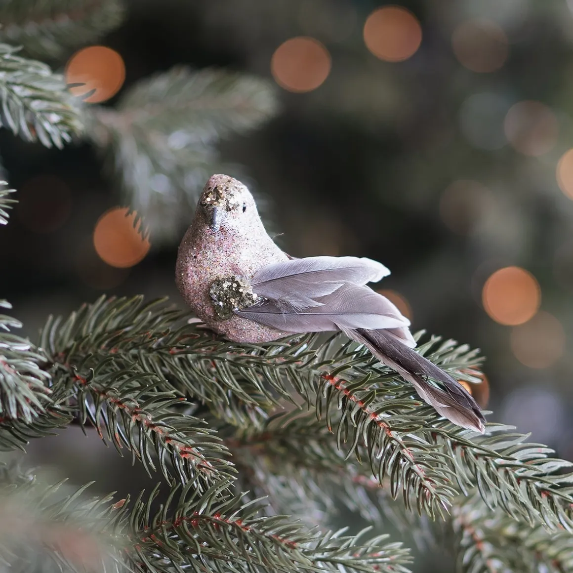 Champagnerfarbener Vogel Auf Klammer Mit Luxuriösen Federn