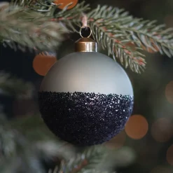 Cottage-grüne Weihnachtskugel Mit Schwarzem Glitter-Dip