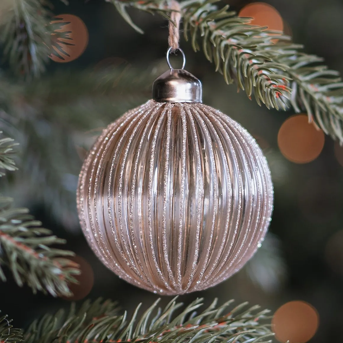 Elegante Taubenfarbige Weihnachtskugel Mit Goldenem Glitzer