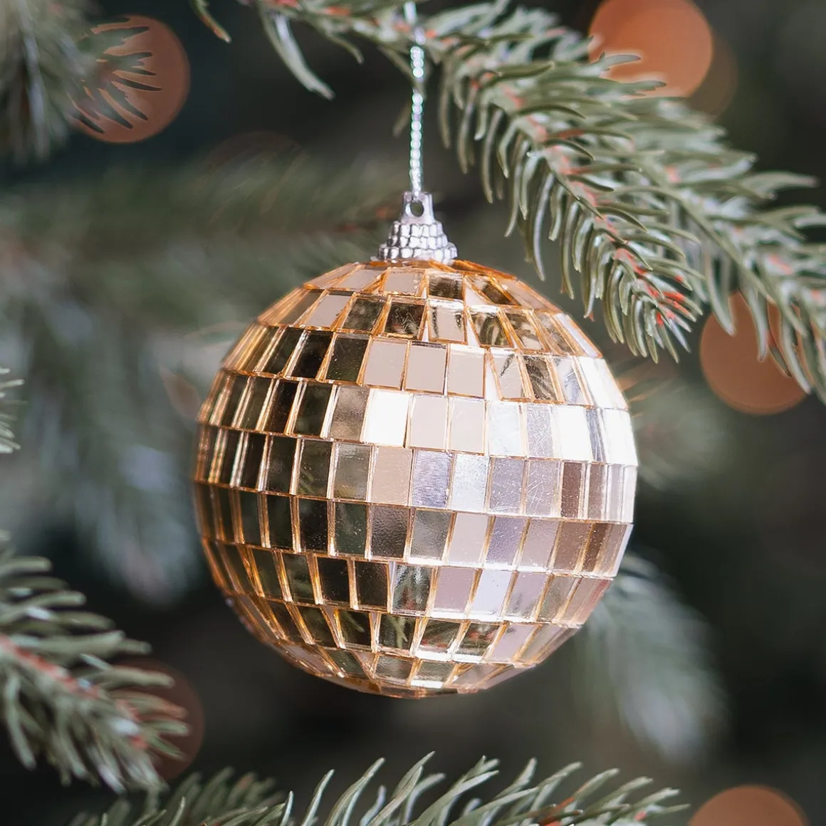 Goldene Disco-Weihnachtskugel Mit Reflektierenden Spiegelplättchen