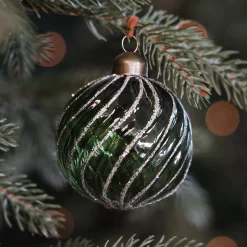 Grüne Weihnachtsbaumkugel Mit Eleganten Verwirbelungen