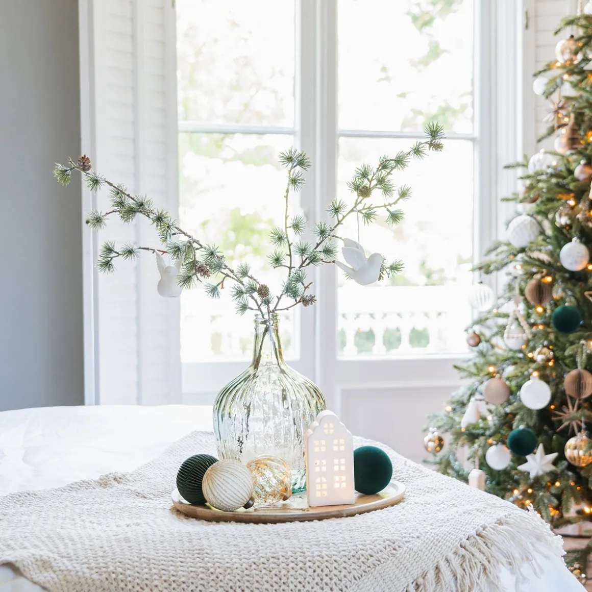 Grüner Kiefernzweig Mit Tannenzapfen Im Frost-Look