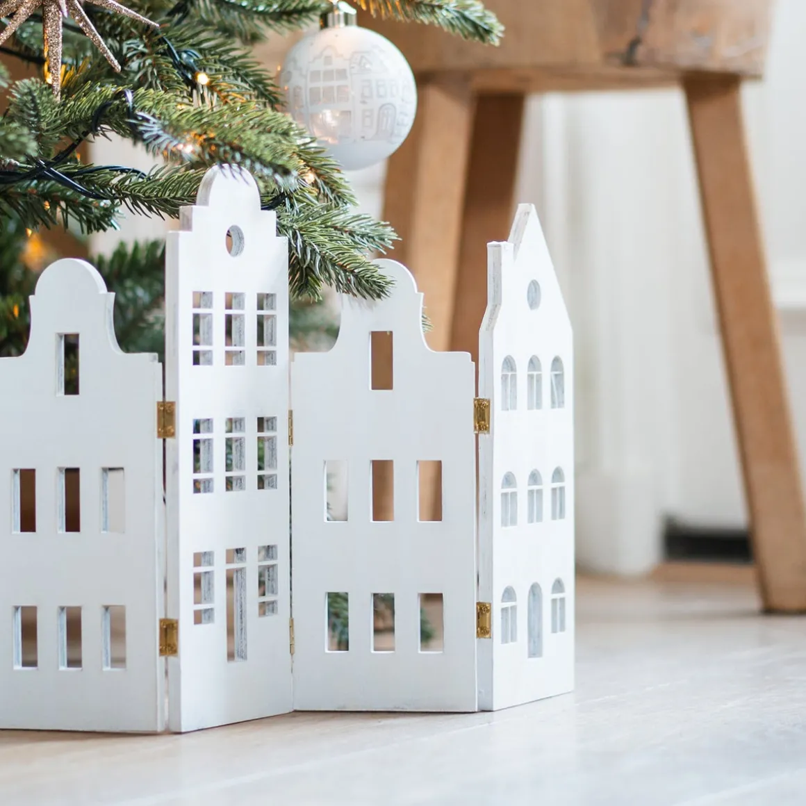 Holzhäuserreihe Weiß Mit Goldenen Scharnieren