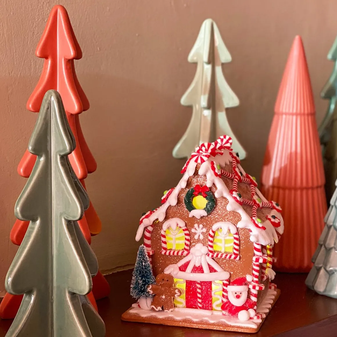 LED Lebkuchenhaus Mit Santa, Modelliermasse, 16 Cm
