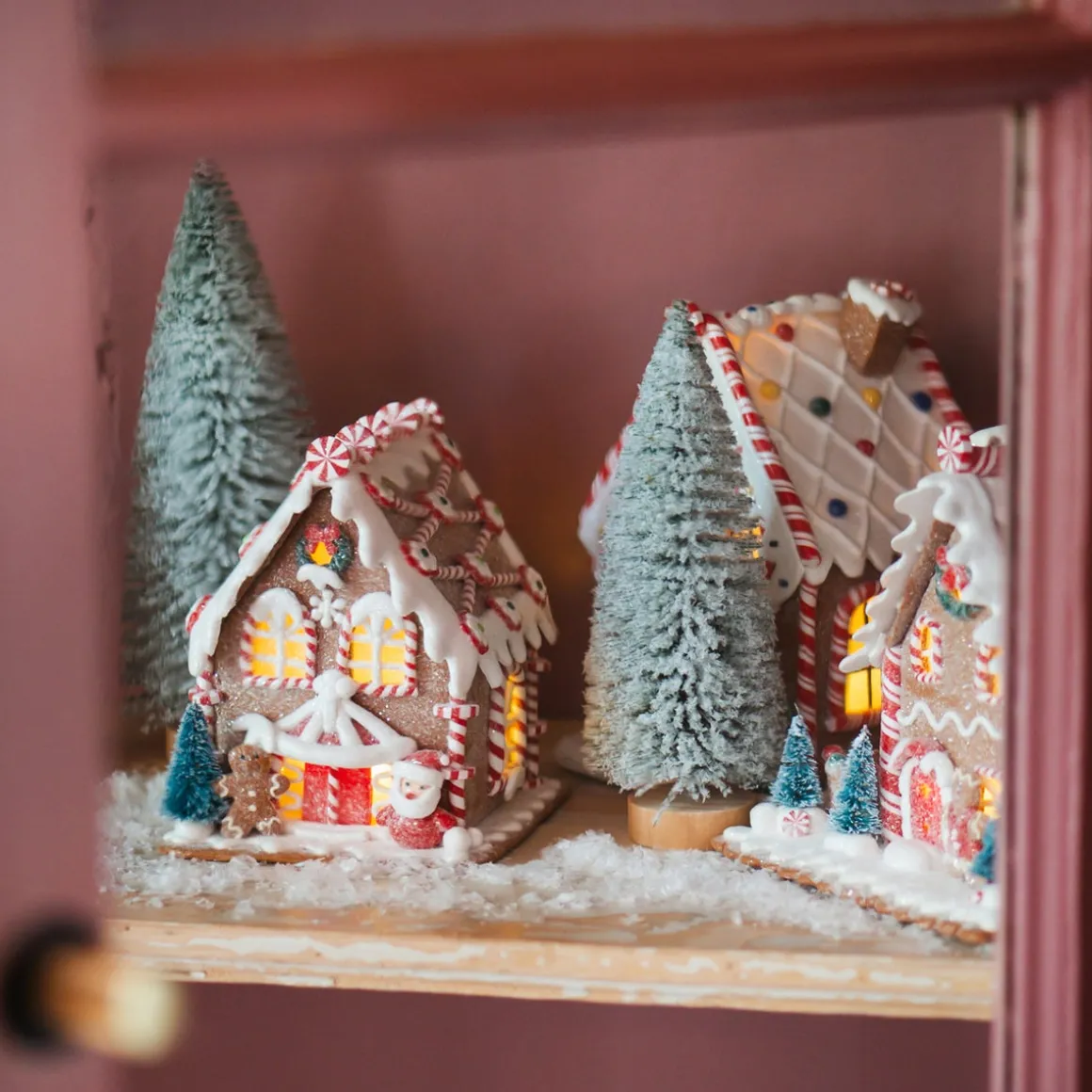 LED Lebkuchenhaus Mit Santa, Modelliermasse, 16 Cm