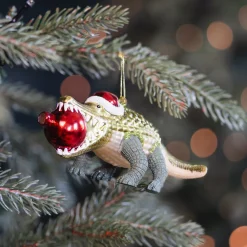 Luxuriöses Krokodil Mit Weihnachtsmütze Und Weihnachtskugel
