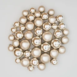 Luxuriöses Leicht Goldenes Weihnachtskugel-Set 44 Stück In Praktischer Box