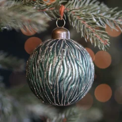 Mattgrüne Weihnachtskugel Mit Natürlicher Linienführung