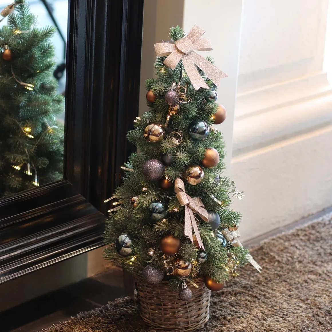 Mini Weihnachtsbaum Mit Schnee & Weidenkorb, 56 Cm