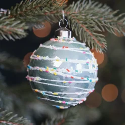 Pastellgrüne Weihnachtskugel Mit Bunten Kristallen
