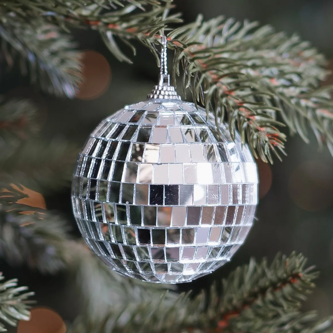 Silberne Disco-Weihnachtskugel Mit Reflektierenden Spiegelplättchen