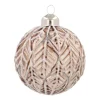 Taupefarbene Weihnachtskugel Mit Natürlichem Blattmuster