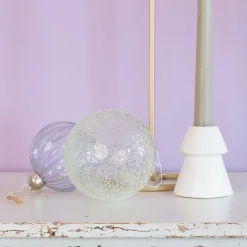 Transparente Lavendelfarbene Weihnachtskugel Mit Glitzer