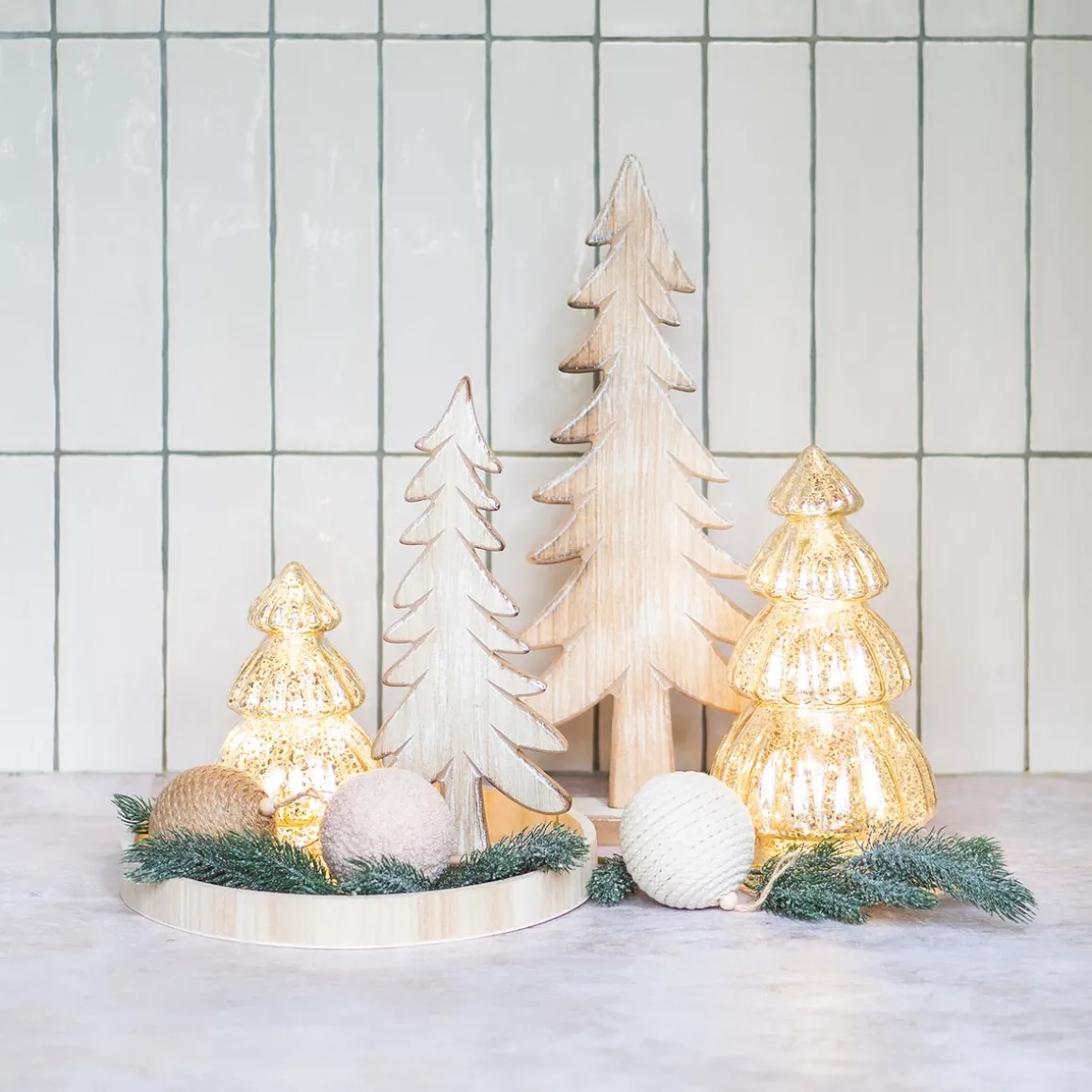 Verspielter Holz-Weihnachtsbaum Auf Standfuß