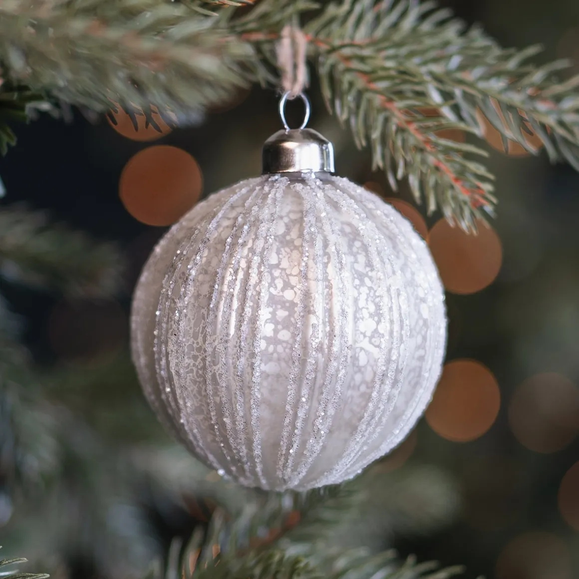 Weiße Craquelé-Vintage Weihnachtskugel Mit Glitzerstreifen
