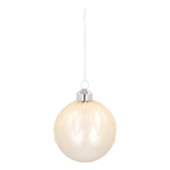 Weiße Weihnachtskugel Mit Tautropfen