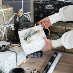 Weißes Geschenkpapier Auf Rolle Mit Metallischen Weihnachtsbäumchen