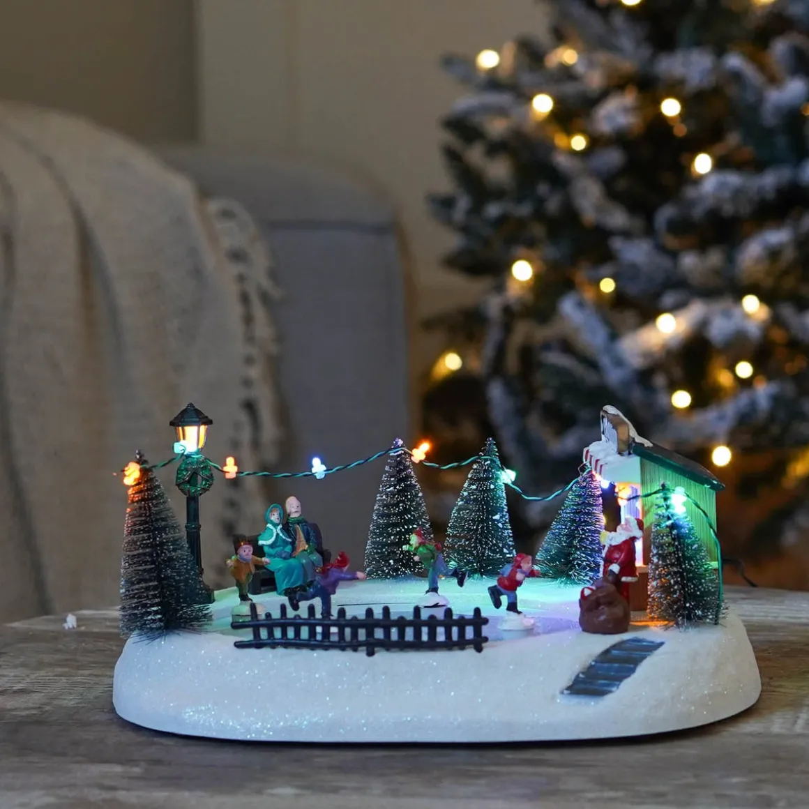 Weihnachtsszene Eislaufen, LED-Beleuchtung & Musik, 29 Cm