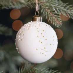 Wollweiße Weihnachtskugel Mit Perlenzweigen